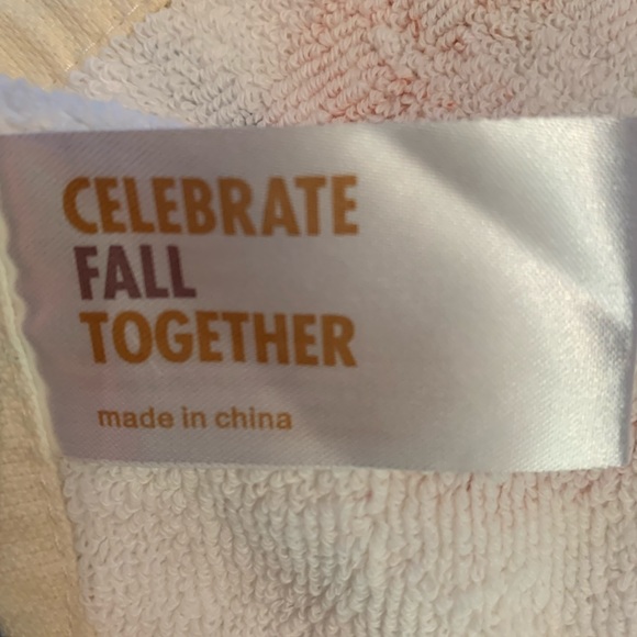 Kitchen towel with matching bar size cloth. 🍁 Like new - Picture 4 of 5